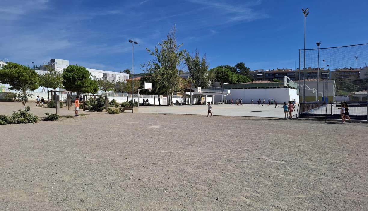 Pistes de bàsquet del pati de l’escolal’Escola Miquel Utrillo. Eix