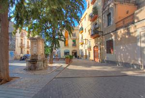 Plaça del Pou. Eix