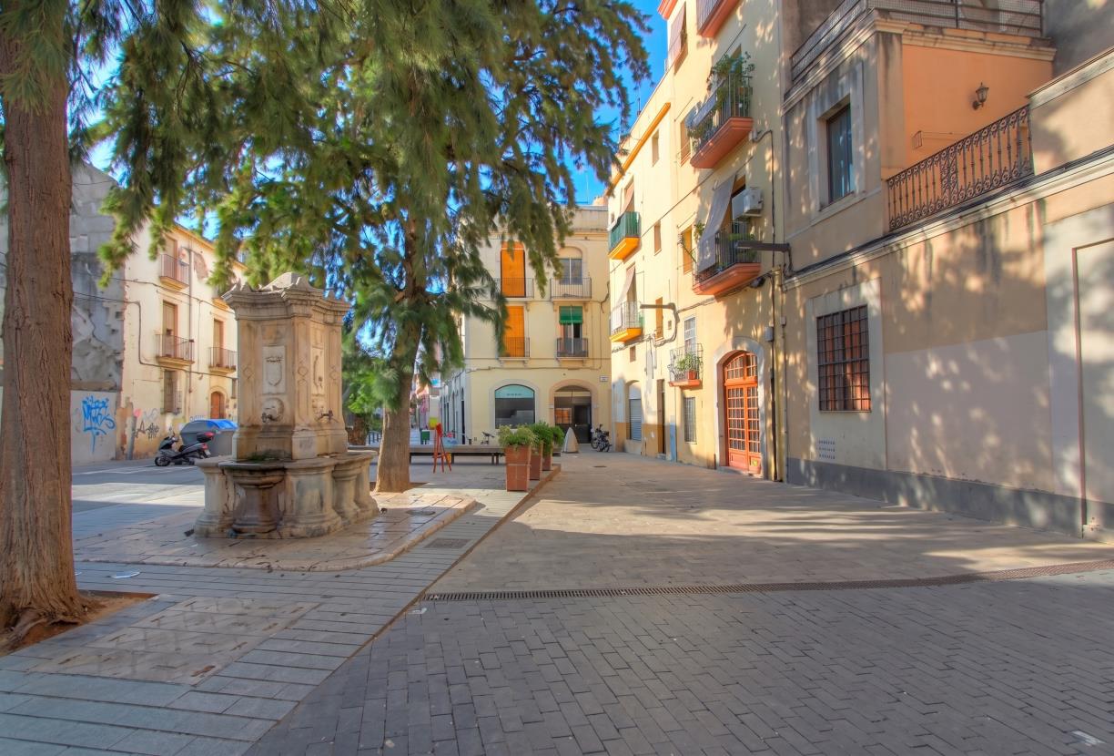 Plaça del Pou. Eix