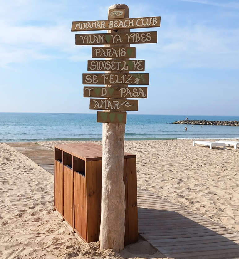Poti-poti de cursilades en castellà i anglès a la platja de Sant Gervasi. Xavier Dilla