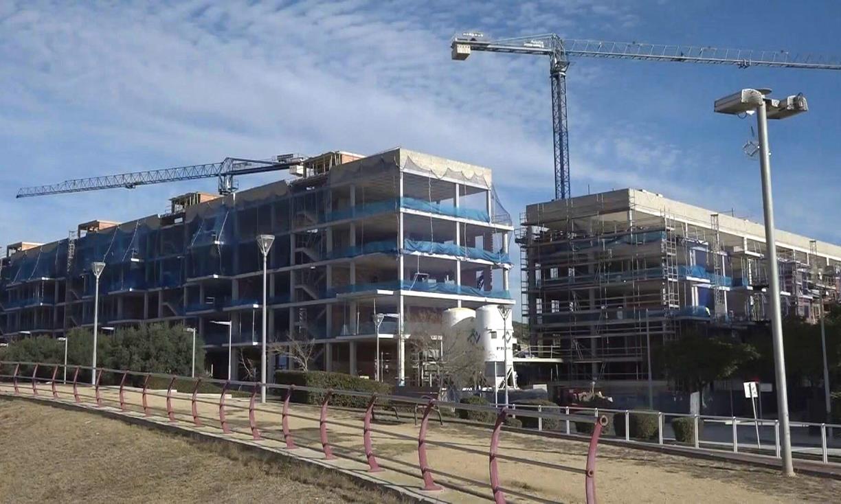 Promoció d'habitatges en construcció a Calafell. Eix