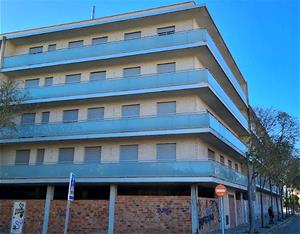 Promoció inacabada de 107 pisos d’habitatge social a la rambla de Sant Jordi de Vilanova . Eix