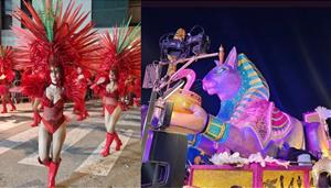 Prop de 7.000 persones desfilen a la Gran Rúa de Carrosses i Comparses de Cunit. Ajuntament de Cunit