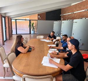 Quatre persones de tercer grau participen en la verema de Raventós i Blanc a través d’un programa de reinserció