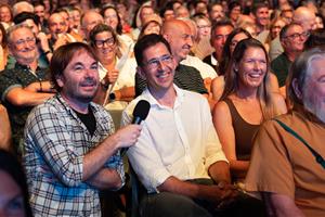 Quim Masferrer converteix el públic en protagonista davant més de 1.200 espectadors al Festival Terramar CaixaBank. Festival de Terramar
