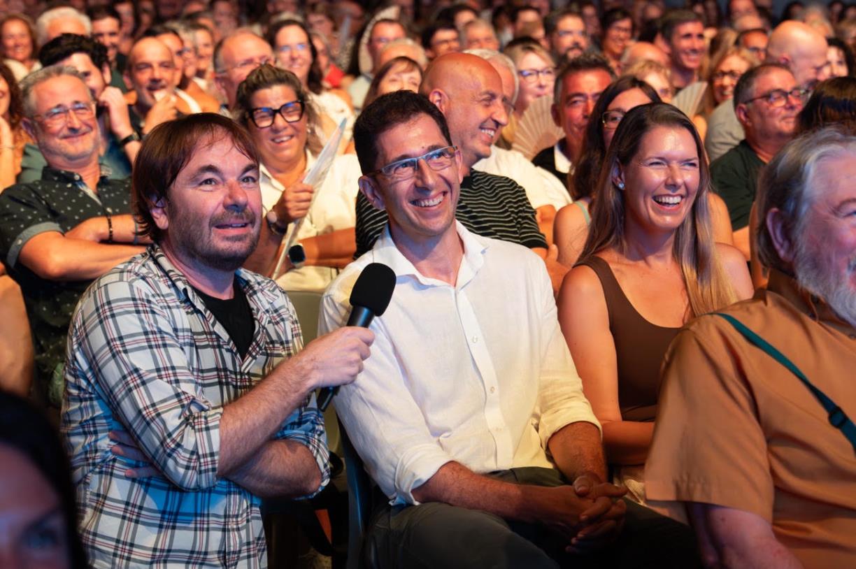 Quim Masferrer converteix el públic en protagonista davant més de 1.200 espectadors al Festival Terramar CaixaBank. Festival de Terramar
