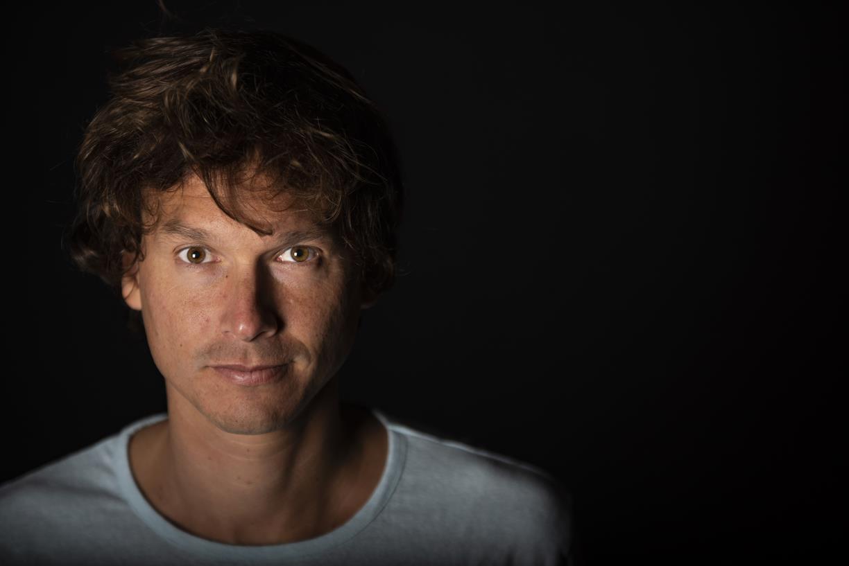 Ramon Mirabet presenta “V” al Festival Musicveu als Jardins de les Caves Oriol Rossell. EIX