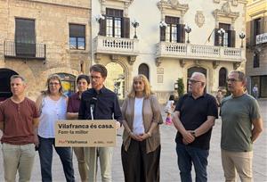 Regidors d'ERC de l'Alt Penedès en roda de premsa davant l'Ajuntament de Vilafranca. Eix