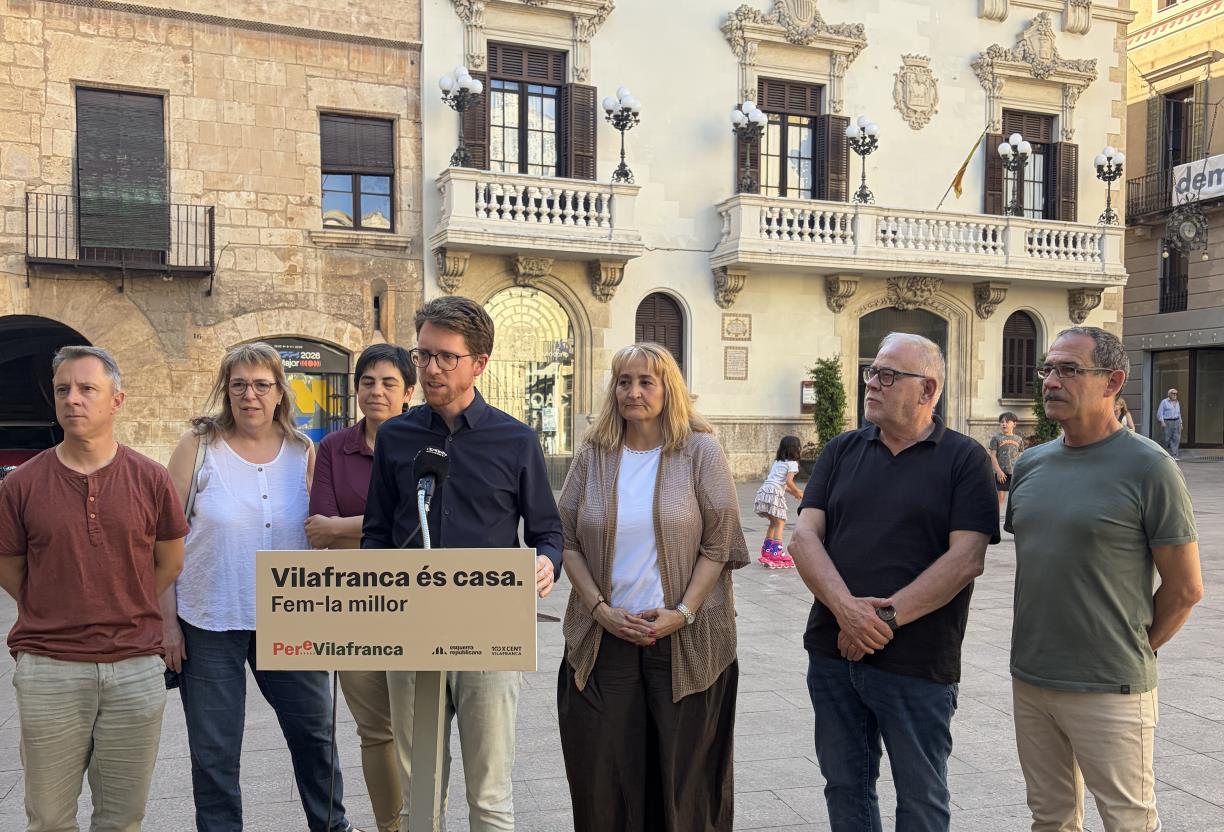 Regidors d'ERC de l'Alt Penedès en roda de premsa davant l'Ajuntament de Vilafranca. Eix