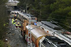 Renfe comença la retirada del tren accidentat a Gelida. ACN