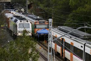 Renfe comença la retirada del tren accidentat a Gelida