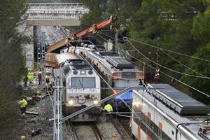 Renfe comença la retirada del tren accidentat a Gelida