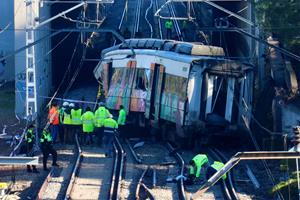 Renfe segueix amb les tasques prèvies al desballestament de la locomotora accidentada a Gelida. ACN