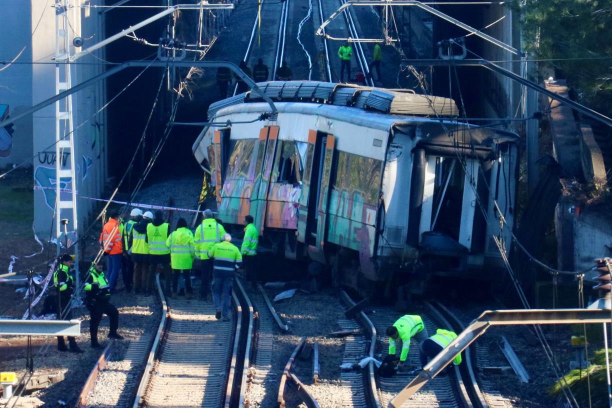 Renfe segueix amb les tasques prèvies al desballestament de la locomotora accidentada a Gelida. ACN