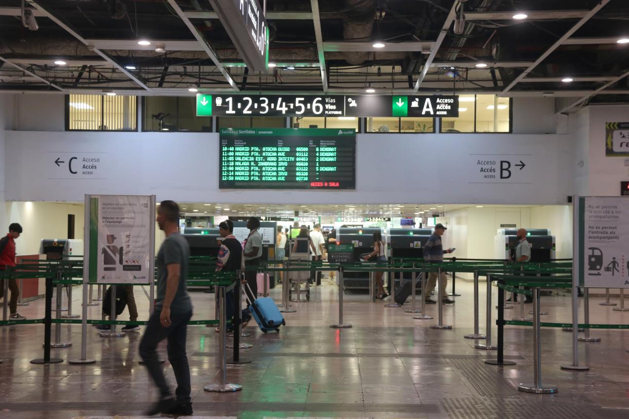 Renfe suspèn la circulació d'alta velocitat i regionals entre les nou i les onze del matí per la previsió de pluges. ACN