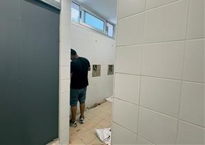 Renovació vestidors camp futbol de Les Roquetes . Eix