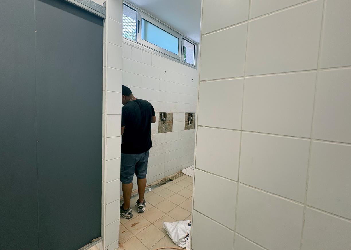 Renovació vestidors camp futbol de Les Roquetes . Eix