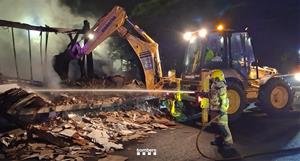 Reobert un carril de l'AP-7 en sentit nord després de l'incendi de dos camions dilluns a la nit a Castellet i la Gornal. Bombers