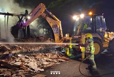Reobert un carril de l'AP-7 en sentit nord després de l'incendi de dos camions dilluns a la nit a Castellet i la Gornal. Bombers