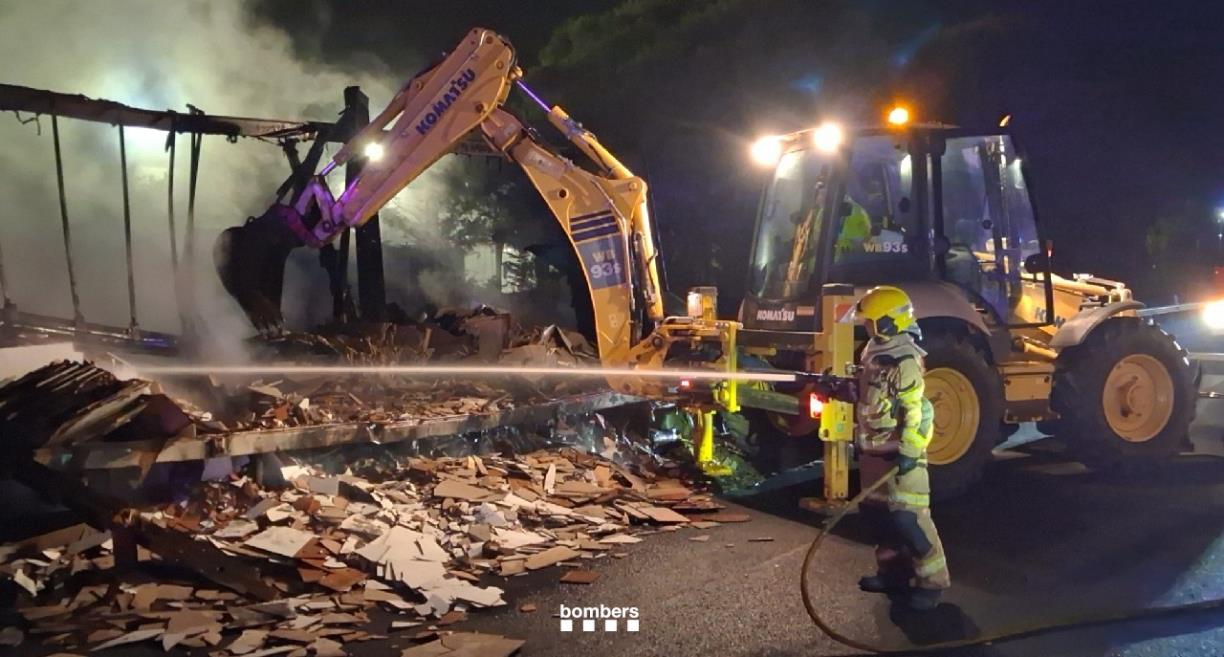 Reobert un carril de l'AP-7 en sentit nord després de l'incendi de dos camions dilluns a la nit a Castellet i la Gornal. Bombers
