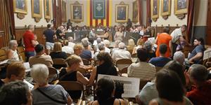 Representants de la Plataforma en Defensa de l’Hospital de l’Alt Penedès al Ple municipal de l'Ajuntament de Vilafranca. Eix