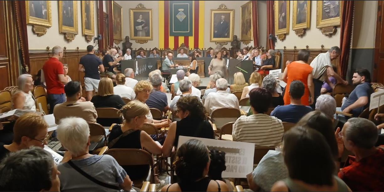 Representants de la Plataforma en Defensa de l’Hospital de l’Alt Penedès al Ple municipal de l'Ajuntament de Vilafranca. Eix