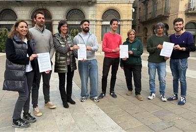 Representants d'ERC, Comuns i Poble Actiu mostren el preacord juntament amb membres de la plataforma ciutadana Ara Igualada  . ACN