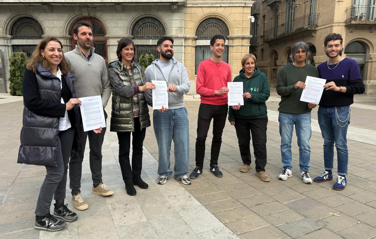 Representants d'ERC, Comuns i Poble Actiu mostren el preacord juntament amb membres de la plataforma ciutadana Ara Igualada . ACN