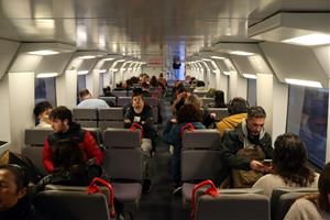 Resignació i queixes de poca informació entre els usuaris de Vilanova i la Geltrú on els trens circulen amb demores. ACN