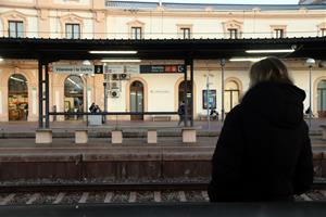 Resignació i queixes de poca informació entre els usuaris de Vilanova i la Geltrú on els trens circulen amb demores