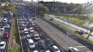 Retencions als accessos a Barcelona en un nou dia amb incidències a Rodalies. ACN