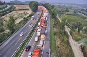 Retencions de més de 10 quilòmetres a l'AP-7 per un accident entre dos camions i diversos turismes a Subirats. ACN
