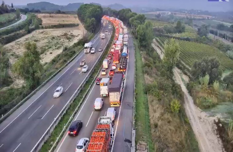 Retencions de més de 10 quilòmetres a l'AP-7 per un accident entre dos camions i diversos turismes a Subirats. ACN