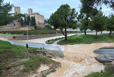 Riera de Ribes, a Sant Pere de Ribes, amb aigua baixant pel pas habitual de trànsit rodat. ACN/ Gemma Sánchez