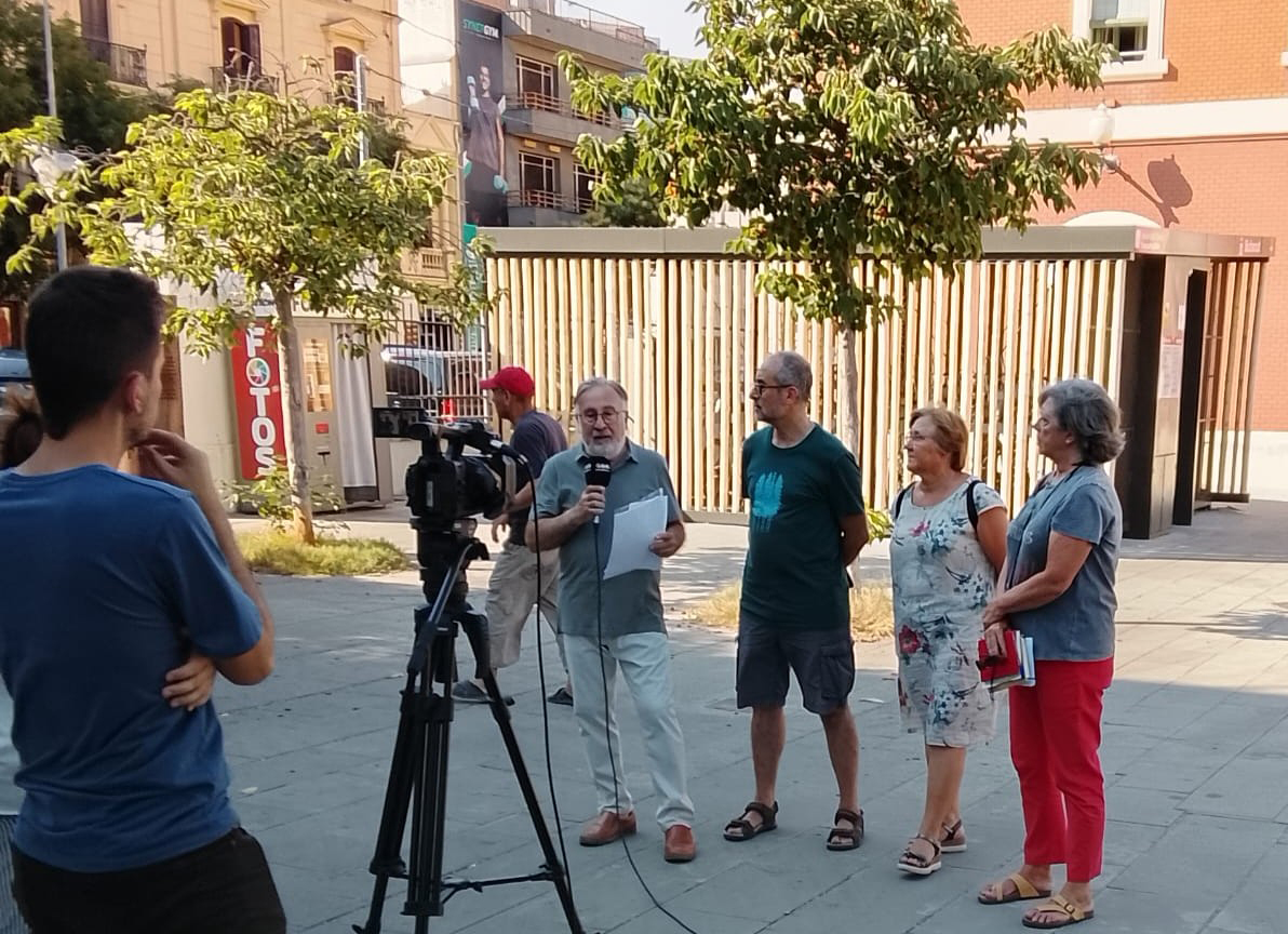 Roda de premsa de VeC davant l'estació de Vilafranca. Eix