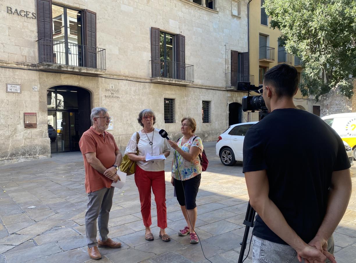 Roda de premsa de VeC sobre la situació actual dels refugis climàtics . Eix