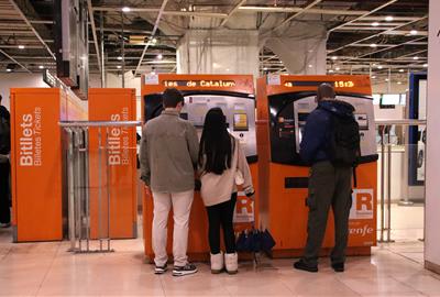 Rodalies reforça personal a les principals estacions per ajudar els viatgers en la compra d'abonaments. ACN