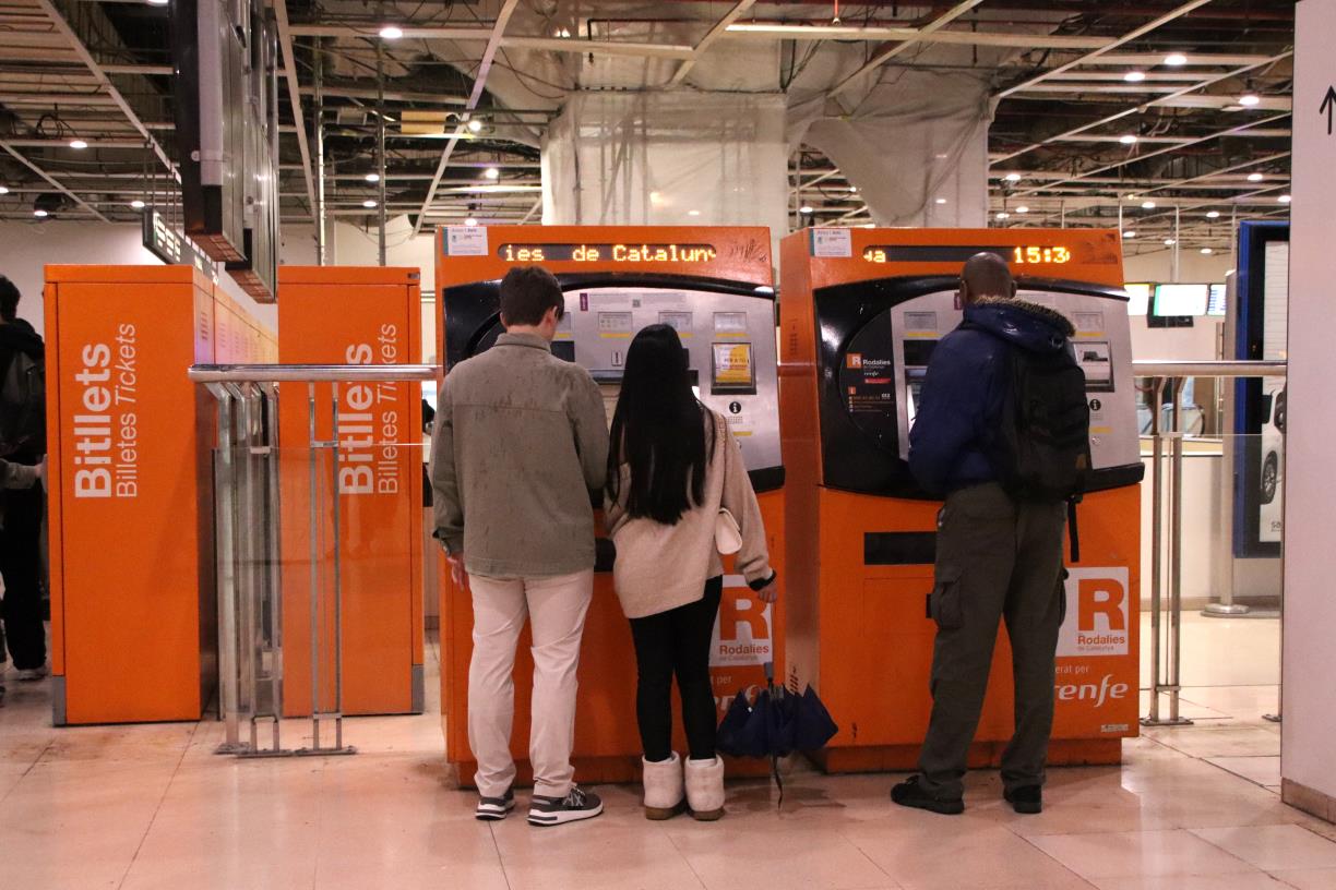 Rodalies reforça personal a les principals estacions per ajudar els viatgers en la compra d'abonaments. ACN