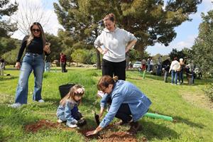 Sant Pere de Ribes reforça el verd urbà amb gairebé 500 arbres plantats en una jornada popular