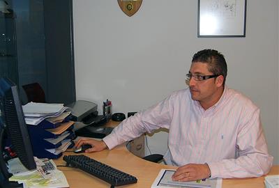 Sebastià Rodríguez al despatx de cap de la Policia Local de Cubelles. Eix