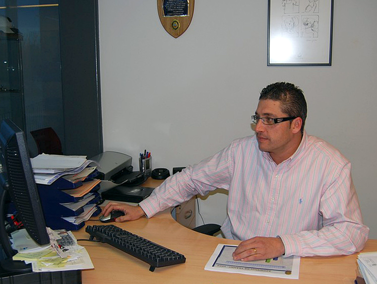 Sebastià Rodríguez al despatx de cap de la Policia Local de Cubelles. Eix