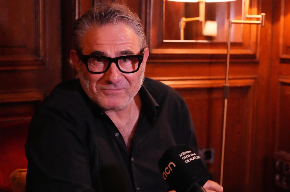 Sergi López torna a posar veu a l’Hercule Poirot en la ficció sonora 'El misterio de la guia de los ferrocarriles'. ACN