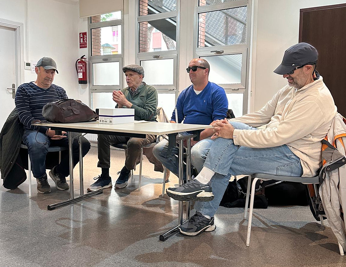 Sessió de la campanya de sensibilització envers les persones cegues al Centre Cívic Sant Joan. Eix