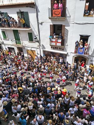 Sitges celebra Sant Bartomeu entre els aldarulls de matinada i la pluja de la tarda
