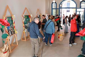 Sitges celebra Sant Jordi mostrant l'embrió de la futura llibreria pública. ACN
