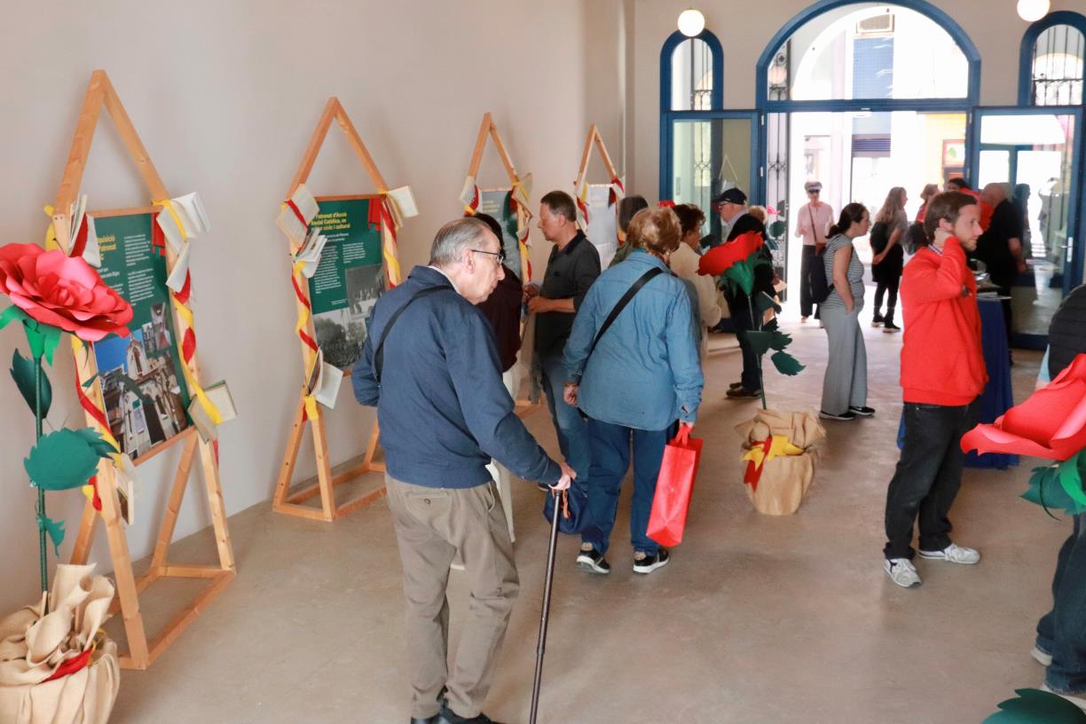 Sitges celebra Sant Jordi mostrant l'embrió de la futura llibreria pública. ACN