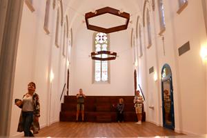 Sitges celebra Sant Jordi mostrant l'embrió de la futura llibreria pública