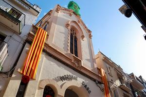 Sitges celebra Sant Jordi mostrant l'embrió de la futura llibreria pública