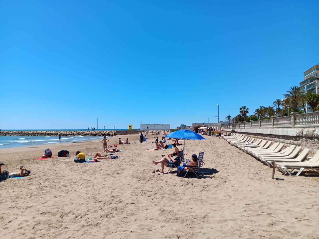Sitges prohibeix fumar a totes les platges i reforça la seguretat amb nous dispositius de rescat al mar. Ajuntament de Sitges