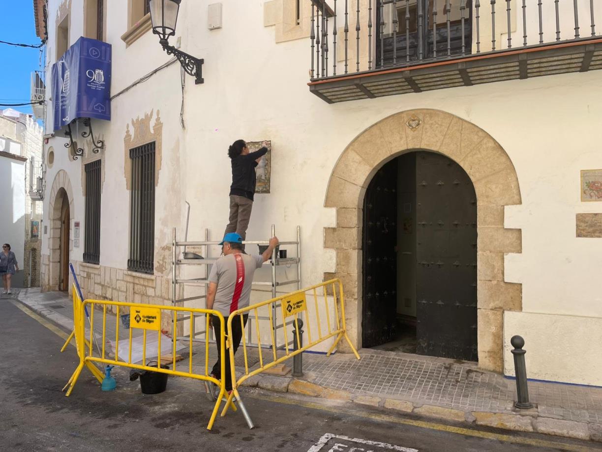 Sitges restaura el plafó de l’arcàngel Sant Rafael i Tobies de la Casa Lola Anglada. Ajuntament de Sitges